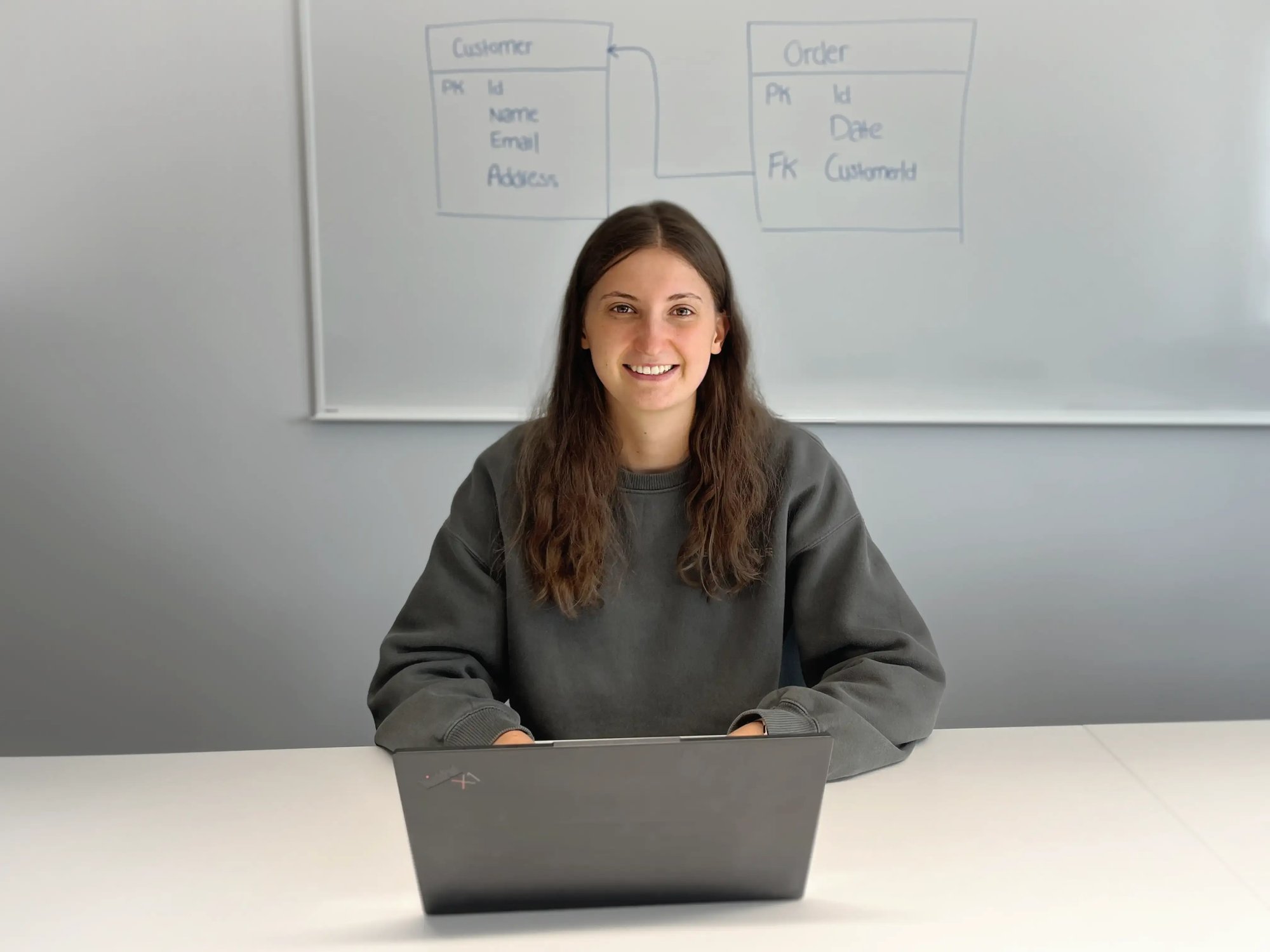 Lernende der CyOne Security Wanda arbeitet an einem Notebook im Büro