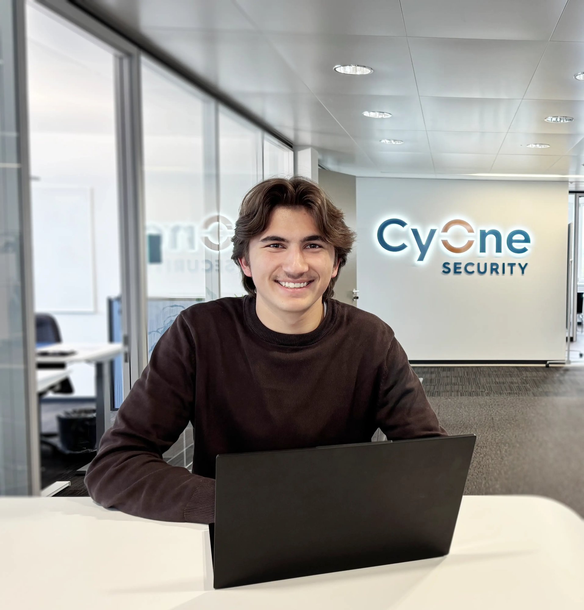 Lernender der CyOne Security Leon arbeitet an einem Notebook
