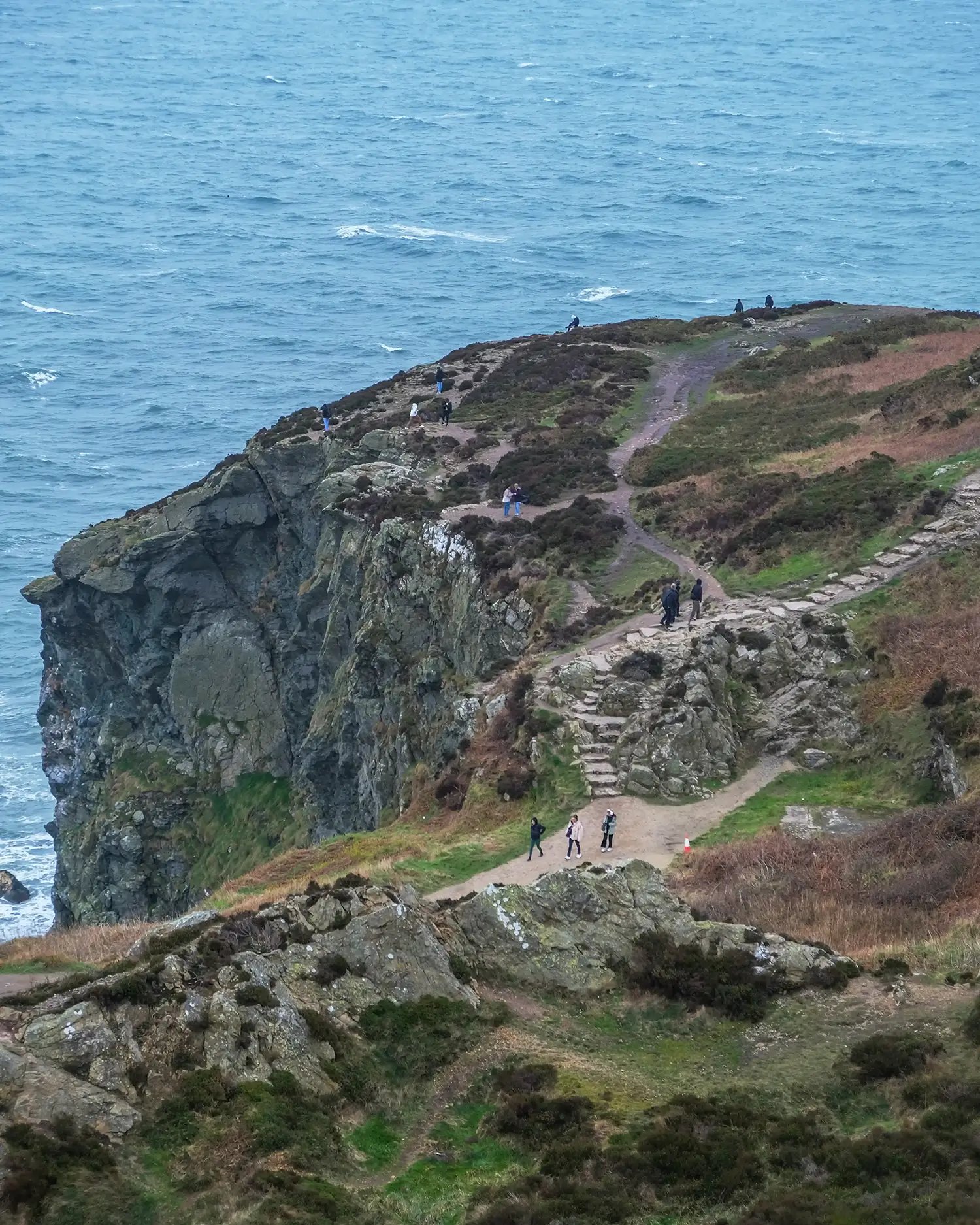 Raue Küste von Irland mit Meer im Hintergrund