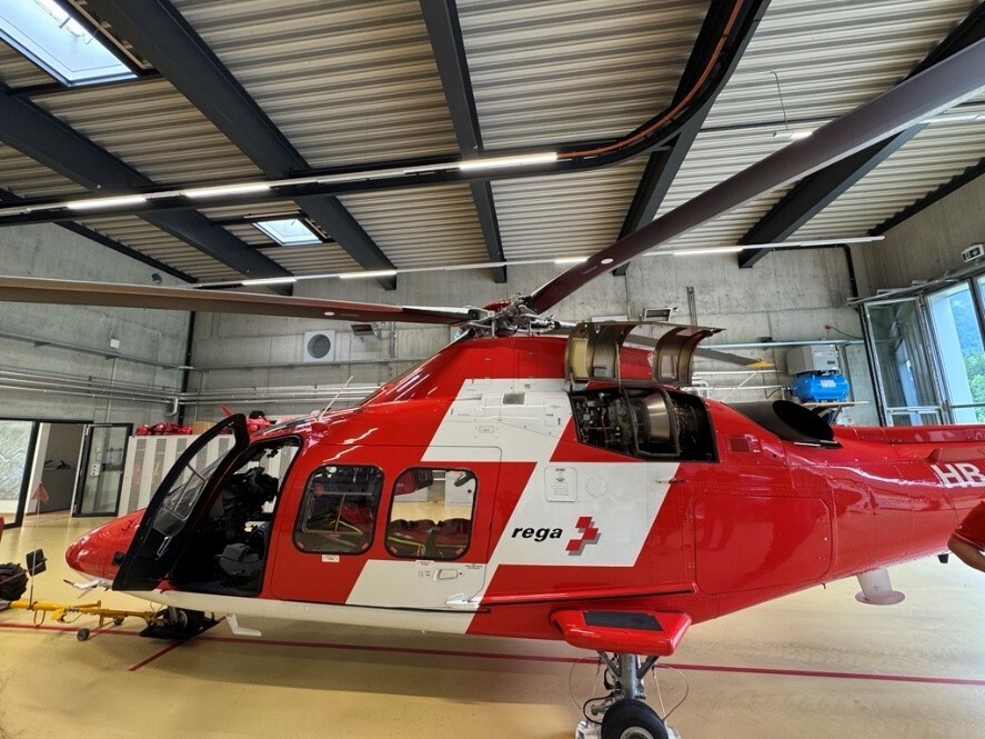 Roter Helikopter in der Rega-Basis
