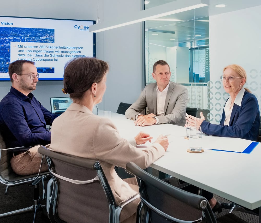 Team der CyOne Security in einem Meeting