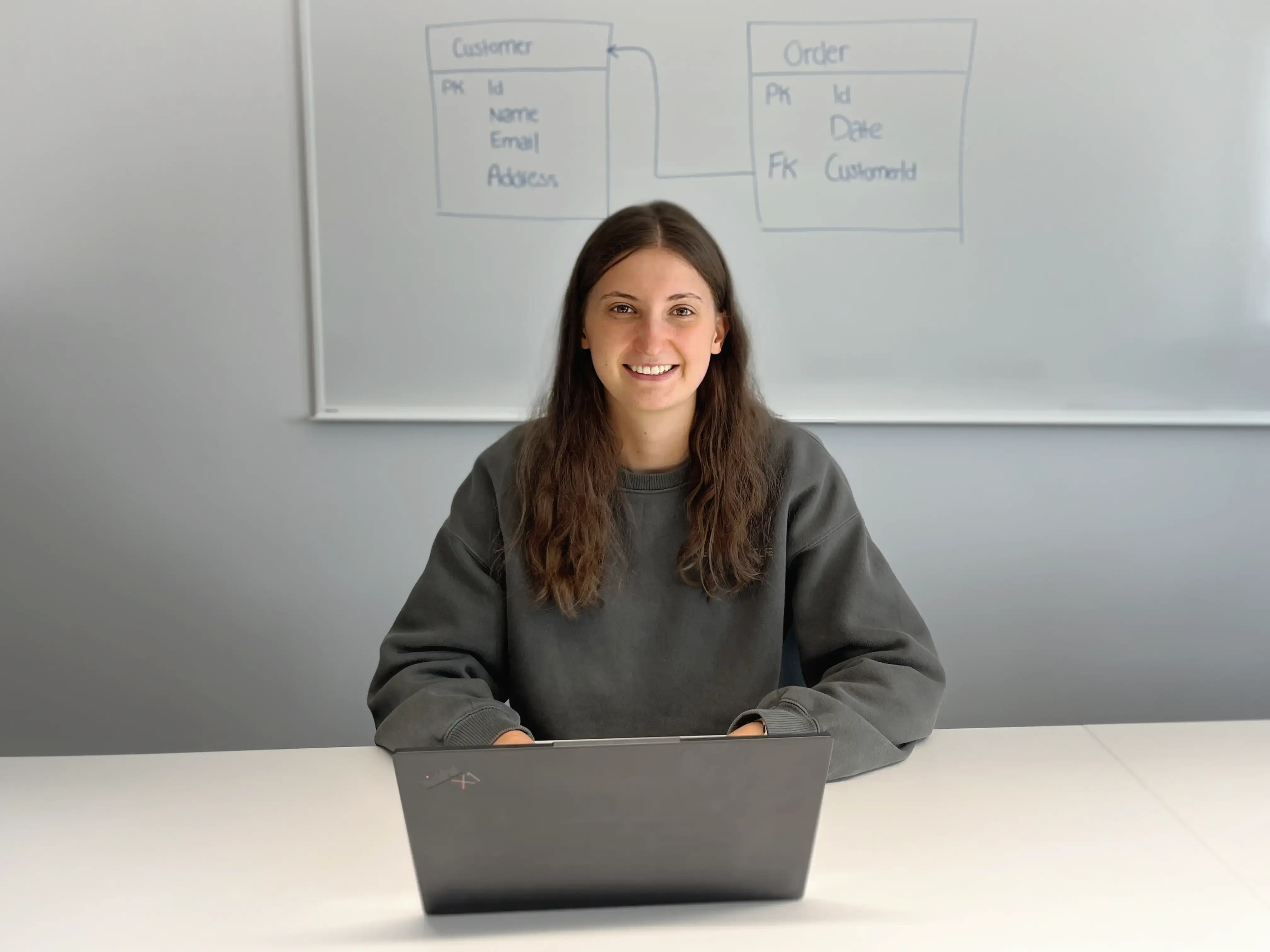 Informatiklernende Wanda am Computer