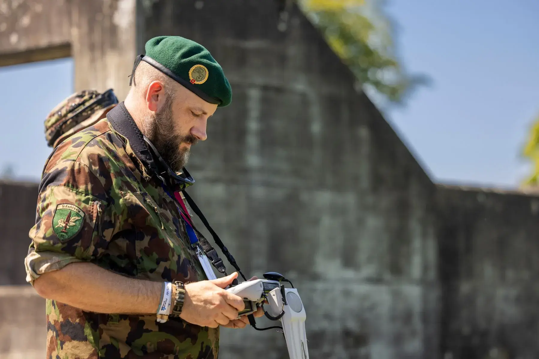 Angehöriger der Armee steuert eine Drohne