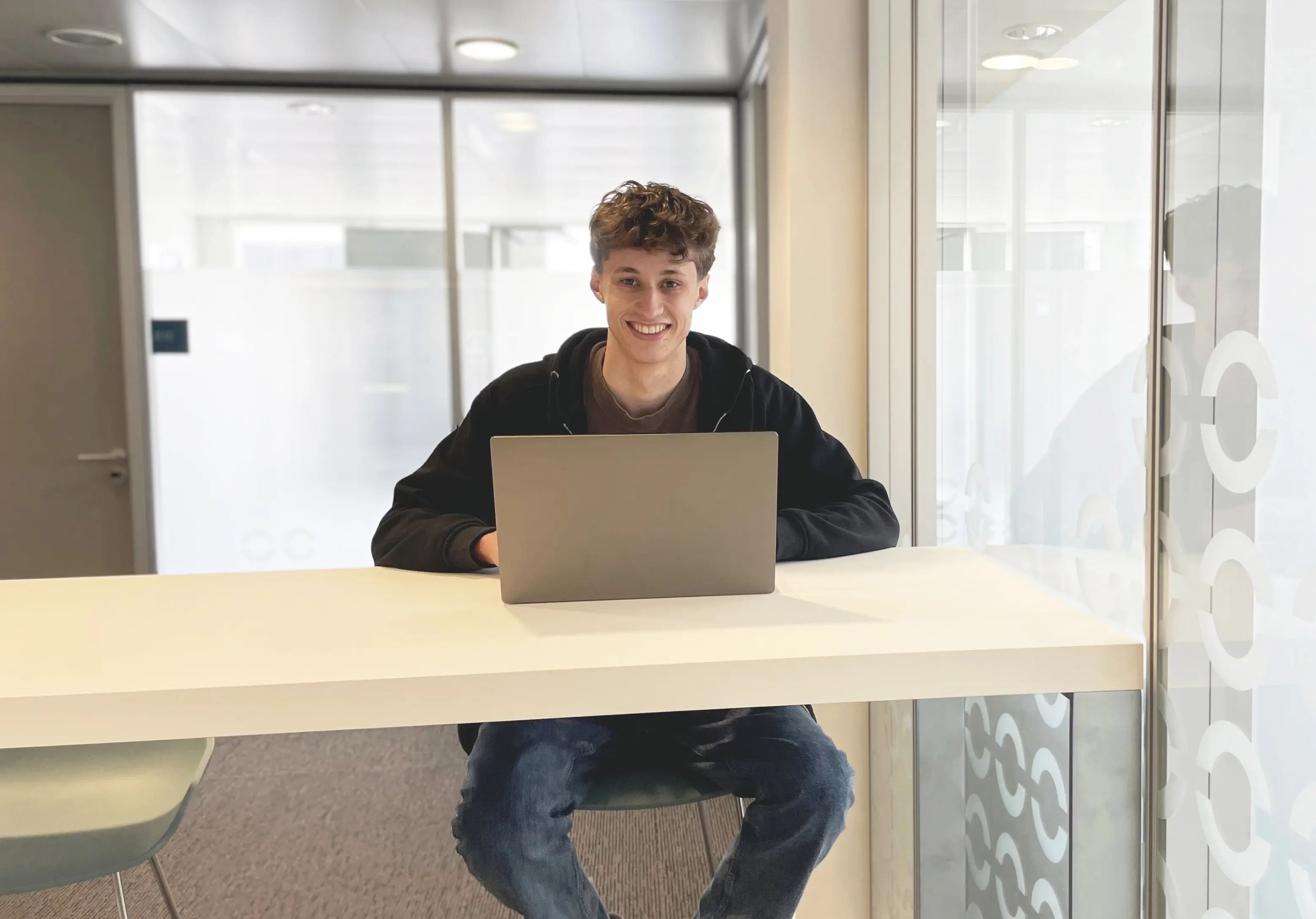 Der Lernende Lucas sitzt mit seinem Notebook am Tisch.